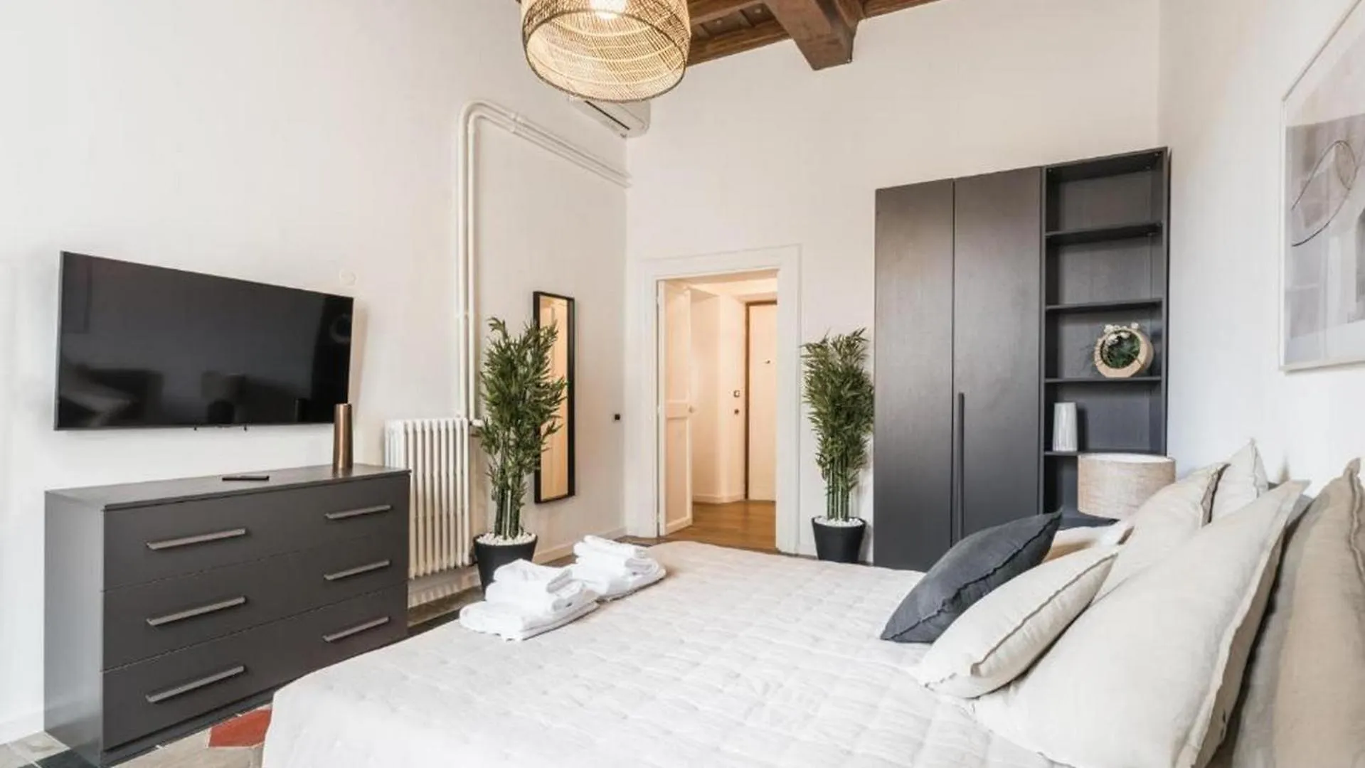6Bdr Stylish Apartment In The Lovely Rome- If You Want To Book, Please Contact On Wh-Ats-App - 0034-635-518-216 !!!!  Rome