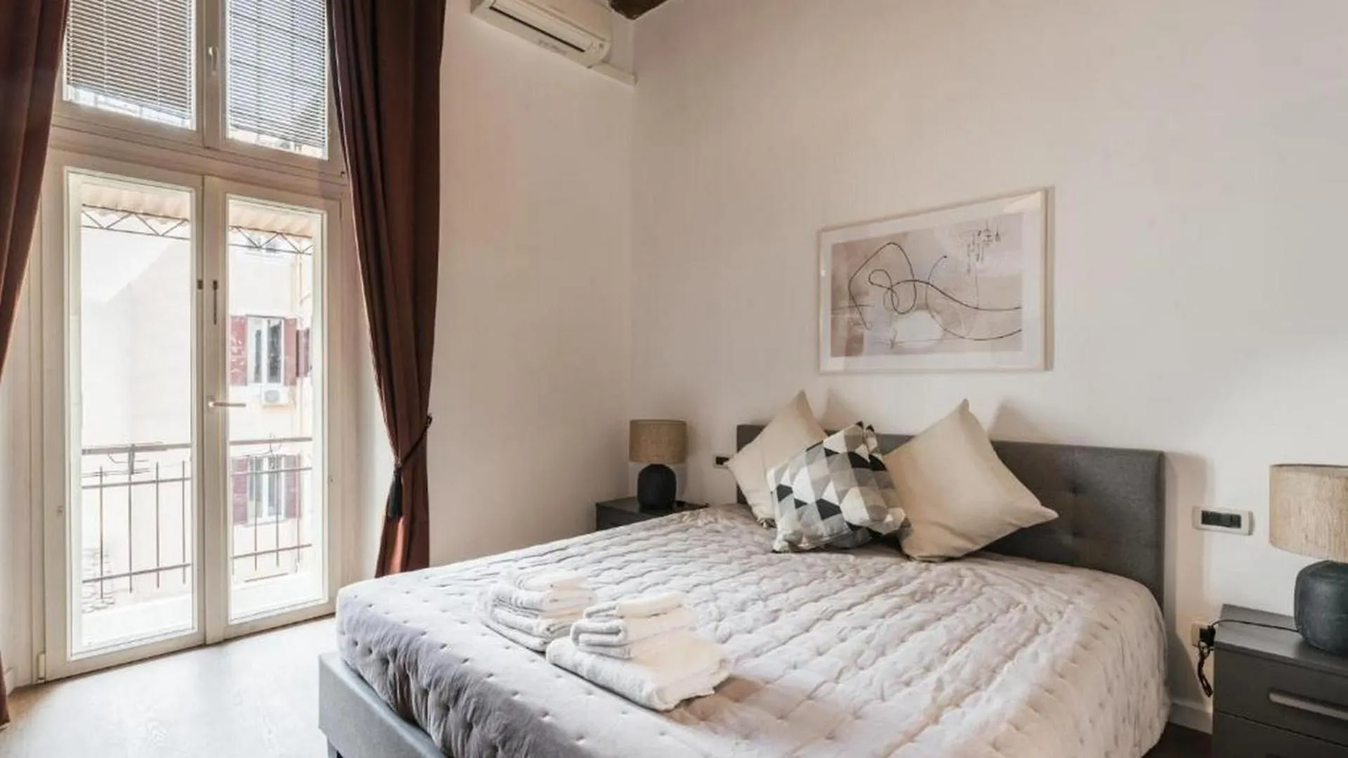 6Bdr Stylish Apartment In The Lovely Rome- If You Want To Book, Please Contact On Wh-Ats-App - 0034-635-518-216 !!!!