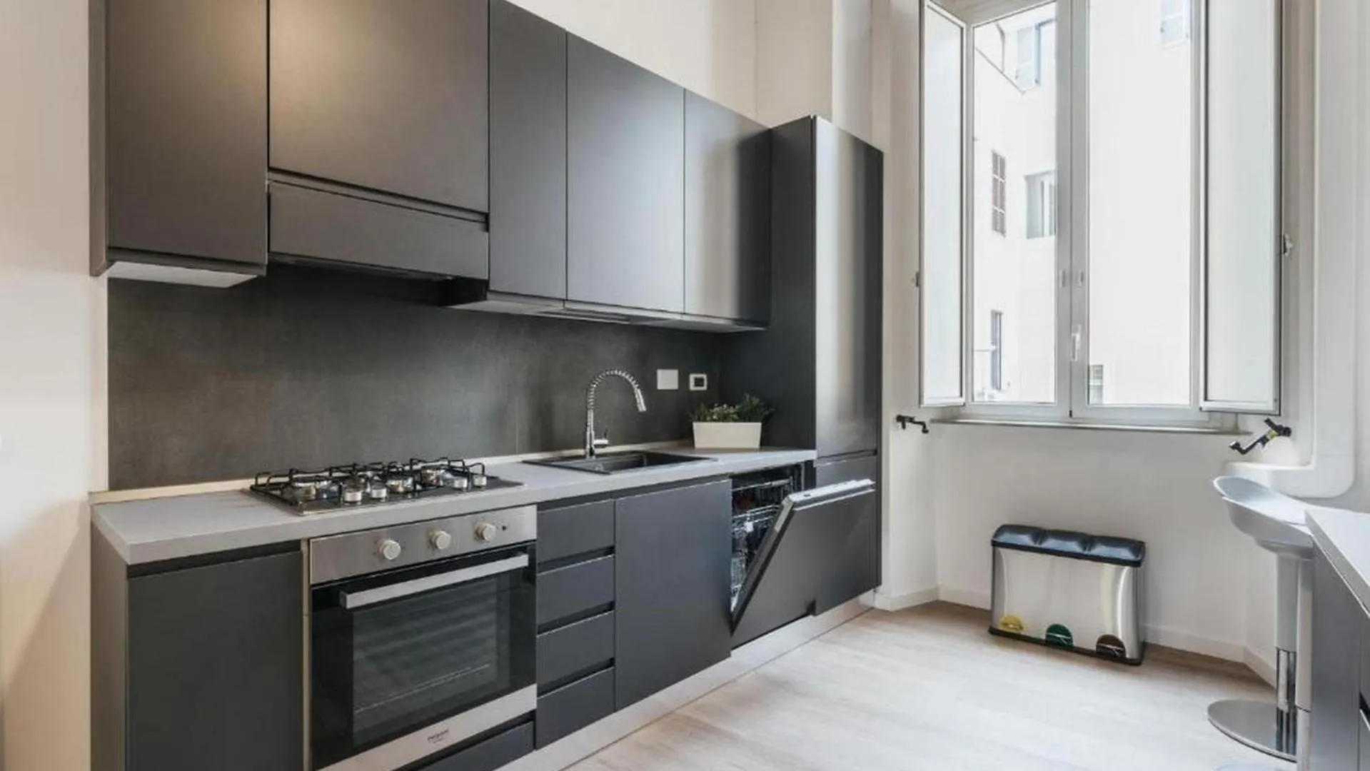 6Bdr Stylish Apartment In The Lovely Rome- If You Want To Book, Please Contact On Wh-Ats-App - 0034-635-518-216 !!!!