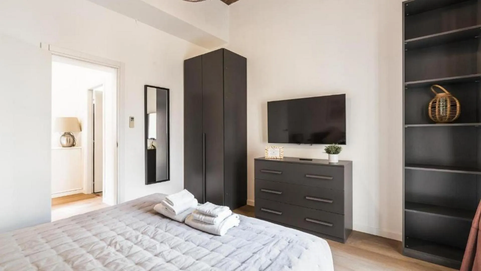 6Bdr Stylish Apartment In The Lovely Rome- If You Want To Book, Please Contact On Wh-Ats-App - 0034-635-518-216 !!!!