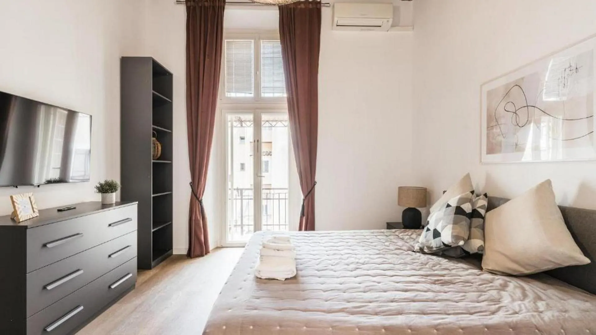 6Bdr Stylish Apartment In The Lovely Rome- If You Want To Book, Please Contact On Wh-Ats-App - 0034-635-518-216 !!!!