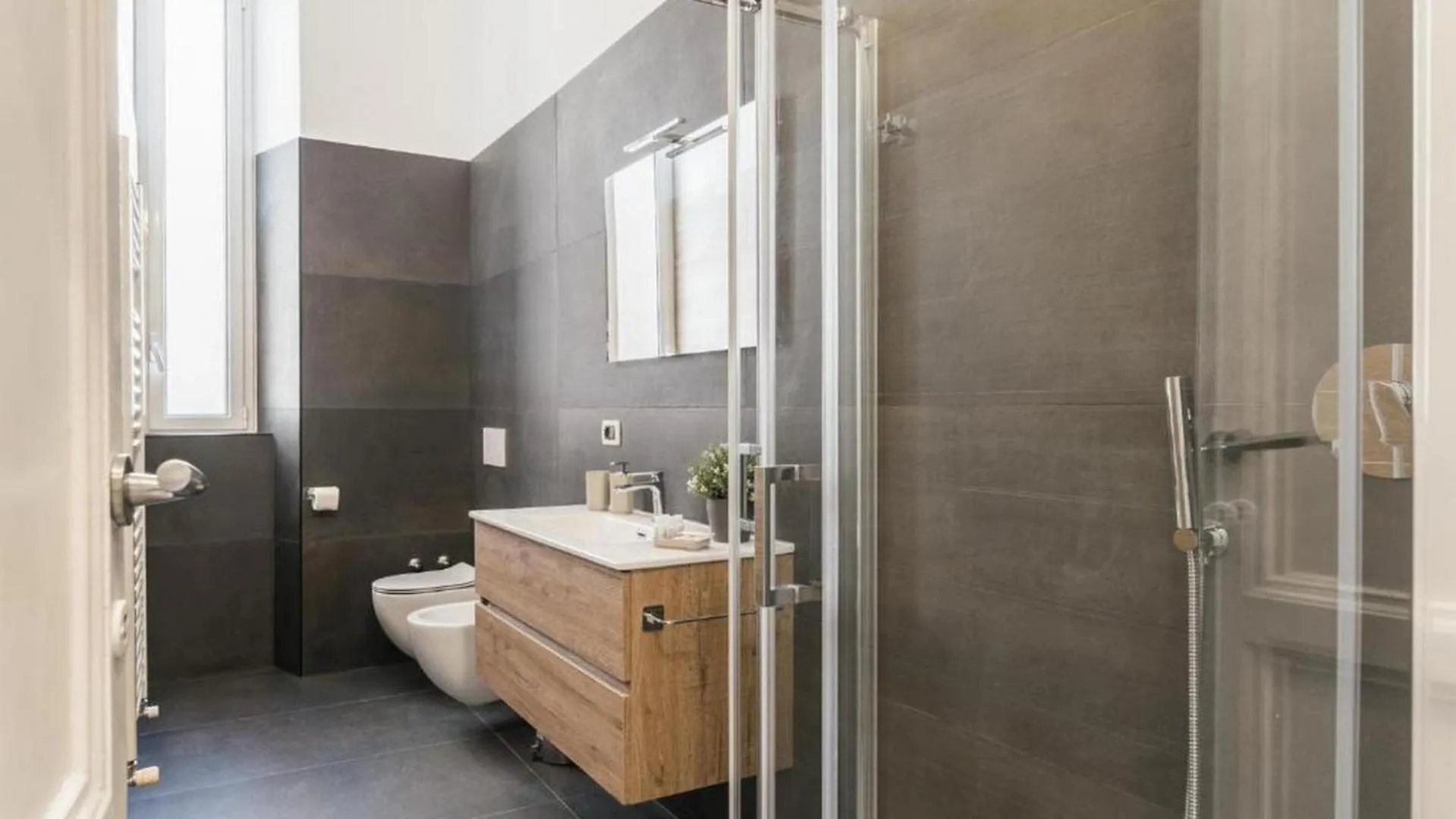 6Bdr Stylish Apartment In The Lovely Rome- If You Want To Book, Please Contact On Wh-Ats-App - 0034-635-518-216 !!!! Rome